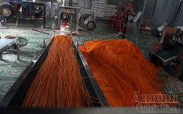 'Chuyên gia' Trung Quốc lén lút truyền nghề làm bim bim bẩn