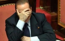 Cựu Thủ tướng Ý Berlusconi đi nhặt rác 1 năm
