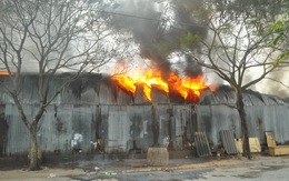 Hà Nội: Kho hàng 4000 m2 cháy dữ dội giữa trưa, phát hiện nhiều pháo hoa