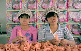 [Inside Factory] Cuộc sống kham khổ của nữ công nhân nhà máy đồ chơi Trung Quốc