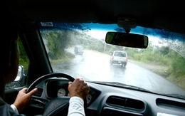 [Infographic] Những điều cần biết khi lái xe hơi trong mùa mưa