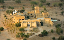 Độc đáo khách sạn tráng lệ giữa sa mạc cát