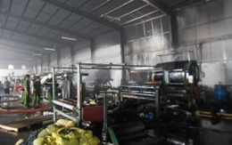 TP.HCM: Cháy xưởng nhựa, hàng trăm công nhân hoảng loạn