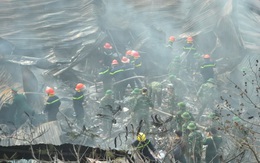 Kho hàng tết 4000 m2 cháy dữ dội giữa trưa Hà Nội