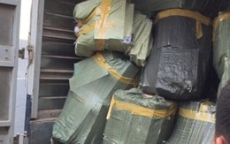 "Tổng kho" 30.000 gói thuốc lá lậu trong một xe tải 