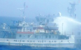 Tàu Trung Quốc lại dùng vòi rồng tấn công Cảnh sát Biển Việt Nam