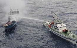 Tàu Trung Quốc tiếp tục phun vòi rồng và đâm vào tàu Việt Nam
