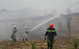 Bình Dương: Cháy lớn công ty gỗ trong mưa to
