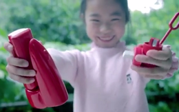 Quảng cáo sáng tạo của Coca-Cola: Biến chai rỗng thành súng nước, bình xịt 
