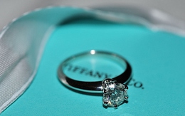 Khi siêu thị tạp hóa bán nhẫn kim cương xa xỉ Tiffany 