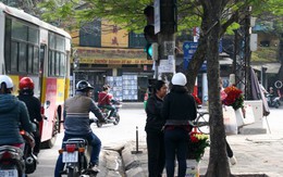'Chợ chạy' đèn đỏ ở Hà Nội