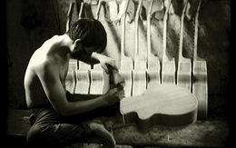 Xưởng sản xuất ghita thủ công ở Sài Thành dưới ống kính camera phone