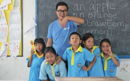 Bỏ lương hơn 22,5 USD/giờ, về Việt Nam giúp trẻ em nghèo