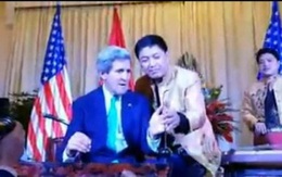 'Sốt' video Ngoại trưởng Mỹ Kerry chơi đàn bầu