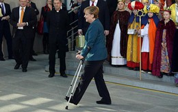 Thủ tướng Đức tự tin chống nạng xuất hiện trước công chúng