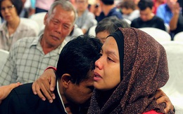 [MH370] Những bức ảnh cảm động cầu nguyện cho các nạn nhân trên máy bay Malaysia