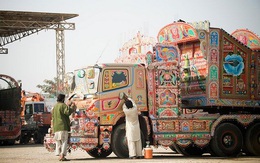 Ngắm những chiếc xe tải 'độc và lạ ' đầy màu sắc tại Pakistan