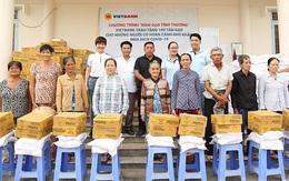 100 tấn gạo từ Vietbank được trao tặng đến các gia đình gặp khó khăn