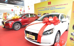 Khách hàng nhận xe Mazda từ chương trình khuyến mại của Ống nhựa Hoa Sen