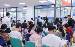 Giai đoạn cuối xét tuyển học bạ THPT, thí sinh chen chúc nộp hồ sơ