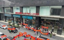 Dân chung cư Hà Nội dàn ô tô băng rôn đòi 'sổ đỏ'