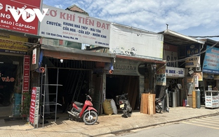 Cận cảnh nhà xưởng, nhà ở san sát trong ngõ sâu ở phố Định Công Hạ