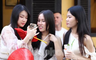 Dòng người ùn ùn đổ về Hội An