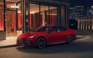 Toyota Camry 2026 bổ sung phiên bản bóng đêm huyền bí: 'Xe doanh nhân' nay cá tính hơn từ ngoài vào trong, động cơ không đổi