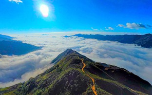 Việt Nam sở hữu một "sống lưng khủng long" tại điểm đến du lịch mới nổi hàng đầu châu Á với khí hậu mát mẻ quanh năm, hút khách nhờ biển mây và núi rừng hùng vĩ