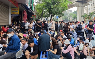 Cửa hàng vàng Bảo Tín Mạnh Hải ken đặc người xếp hàng từ 4 - 5h sáng sau loạt tin nhắn bất ngờ