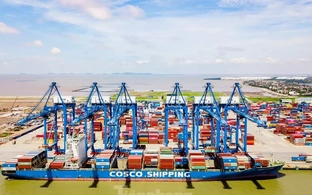 Xung đột Trung Đông đẩy chi phí đường sắt, hàng không và logistics tăng