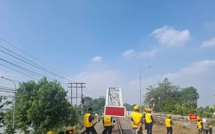 Vận tải đường sắt thiệt hại nặng nề do sà lan đâm cầu Ghềnh