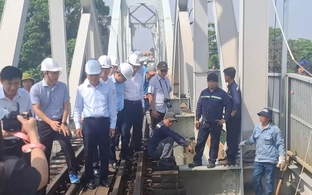 Vụ sà lan đâm cầu Ghềnh: Gia cố tạm thời, thông đường sắt Bắc - Nam sáng 12/3