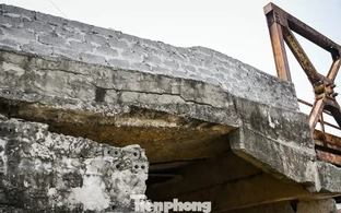 Hai cây cầu 'chờ sập' ở Ninh Bình