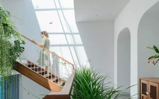 Cuộc sống bình yên bên trong ngôi nhà trắng, xanh lam