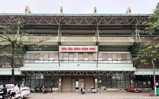 Tháo dỡ sân vận động Đông Kinh