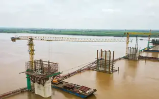 9 trụ cầu Hồng Hà dần lộ diện giữa sông Hồng
