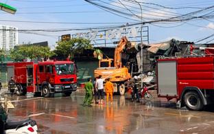 Hà Nội: Cháy cơ sở phế liệu trên đường 25m, huy động máy xúc phá dỡ tôn quây