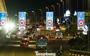 Cảnh cầu Nhật Tân ùn ứ trước giờ áp dụng quy định giữ khoảng cách