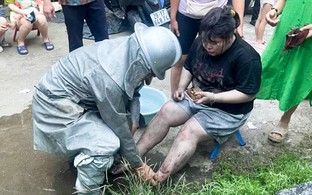 Cháy nhà 5 tầng ở Hà Nội, cảnh sát giải cứu 2 người mắc kẹt