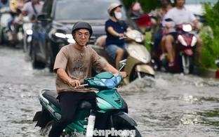 Nhiều tuyến đường ở TPHCM ngập sâu do triều cường