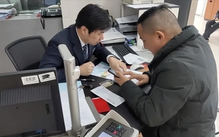Đến ngân hàng rút 6 tỷ đồng tiền tiết kiệm, người đàn ông bất ngờ bị cảnh sát bắt giữ: Đâm đơn kiện nhưng đã 8 năm vẫn không được trả lại tiền Đến ngân hàng rút 6 tỷ đồng tiền tiết kiệm, người đàn ông bất ngờ bị cảnh sát bắt giữ: Đâm đơn kiện nhưng đã 8 năm vẫn không được trả lại tiền