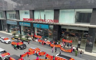 Dân chung cư Hà Nội dàn ô tô băng rôn đòi 'sổ đỏ'