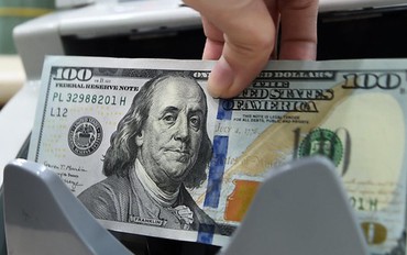 Ngày 25/4: Ngân hàng tăng tỷ giá USD kịch trần, giá vàng nhẫn có diễn biến lạ