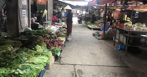 Hà Nội: Chợ vắng, tiểu thương đồng loạt giảm giá đẩy hàng