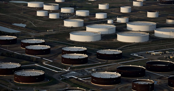 Giá dầu tụt xuống đáy 18 năm do khủng hoảng nhu cầu toàn cầu, cắt giảm dự trữ