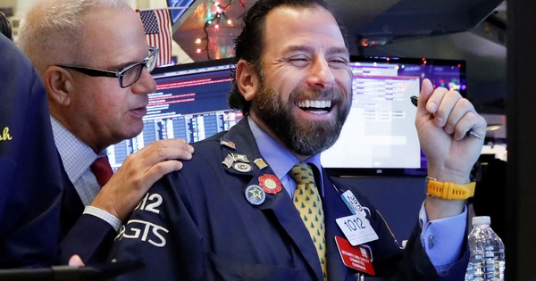 Chứng khoán Mỹ tăng đột biến, Dow Jones có lúc vượt 27.000 điểm nhờ việc làm tăng kỷ lục