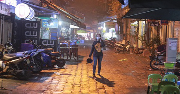 Phố “không ngủ” tại Hà Nội giữa dịch Covid-19: Vắng vẻ cả ngày lẫn đêm, chủ quán bất đắc dĩ phải kiêm luôn nhân viên