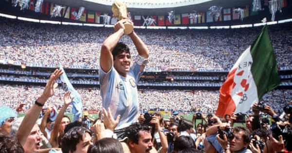 Huyền thoại bóng đá Diego Maradona qua đời ở tuổi 60