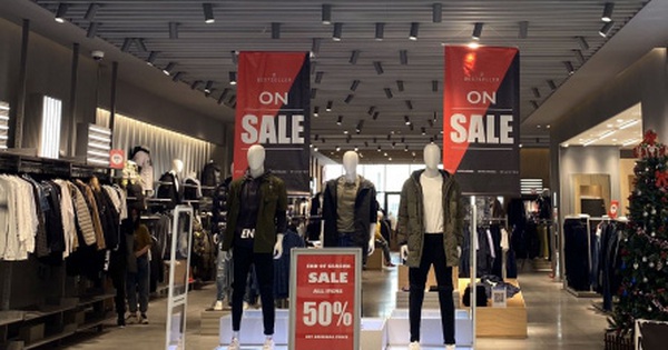 Shop thời trang “Sale sập sàn - khuyến mại khủng” khách vẫn vắng hoe